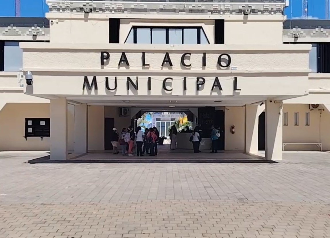 Health workers gather outside Playa del Carmen municipal building protesting recent layoffs