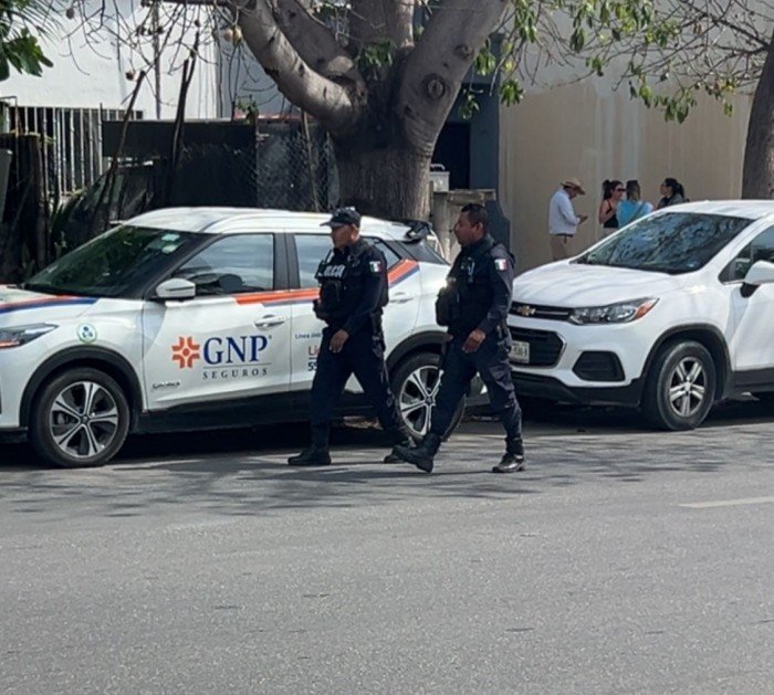 Police officers in Playa del Carmen assisting a citizen during a virtual extortion incident