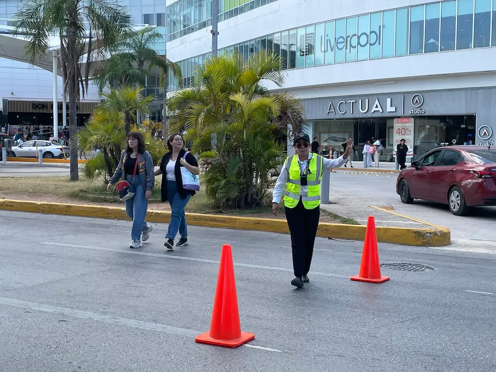 A conceptual image showing the area between Plaza Las Américas and Malecón Tajamar in Playa del Carmen, highlighting the planned safe pedestrian crossing.