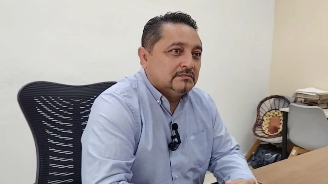 Officials and specialists discuss scooter regulations at a mobility meeting in Playa del Carmen