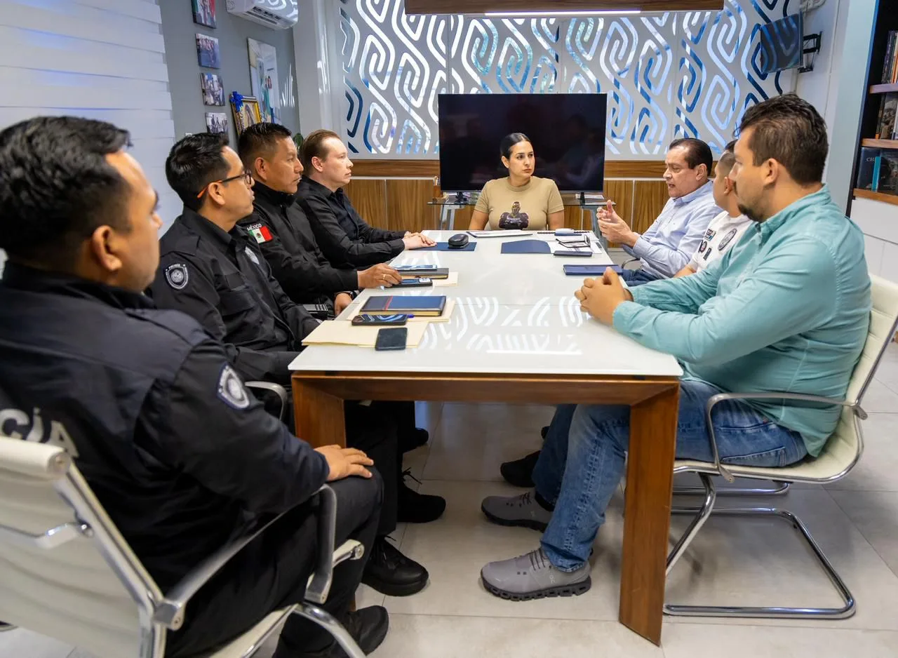 Playa del Carmen Mayor Estefanía Mercado meets with security officials to discuss crime reduction