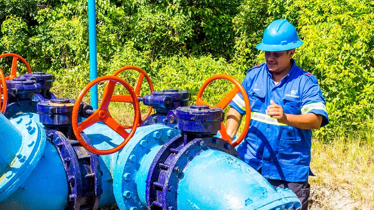 Aguakan workers repairing a water main in Playa del Carmen, Quintana Roo