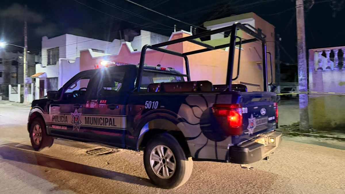 Police officers at the scene of gunfire in Cancun's Supermanzana 23 neighborhood