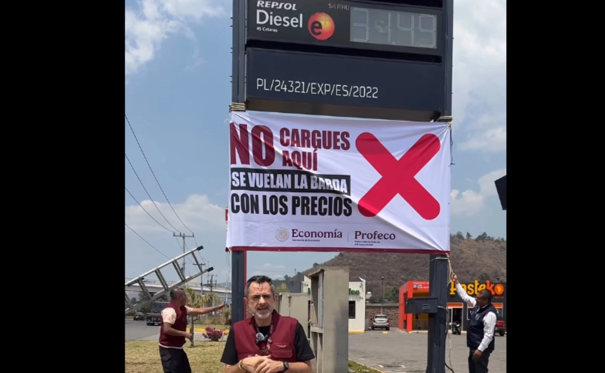 A warning sign placed by Mexico's consumer protection agency at a gas station in Amecameca, State of Mexico, reading 'Do not fill up here. They are overcharging on prices.'