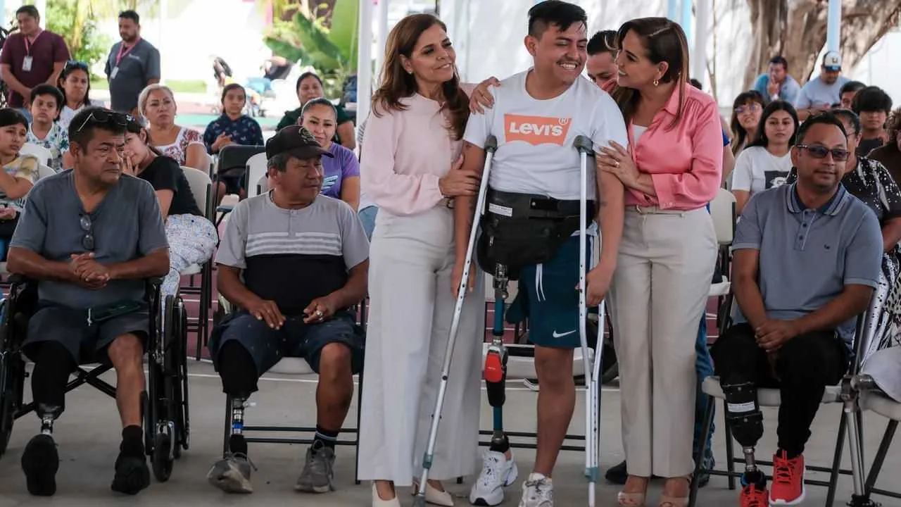 Governor Mara Lezama and DIF Quintana Roo president Verónica Lezama at a prosthetics delivery event