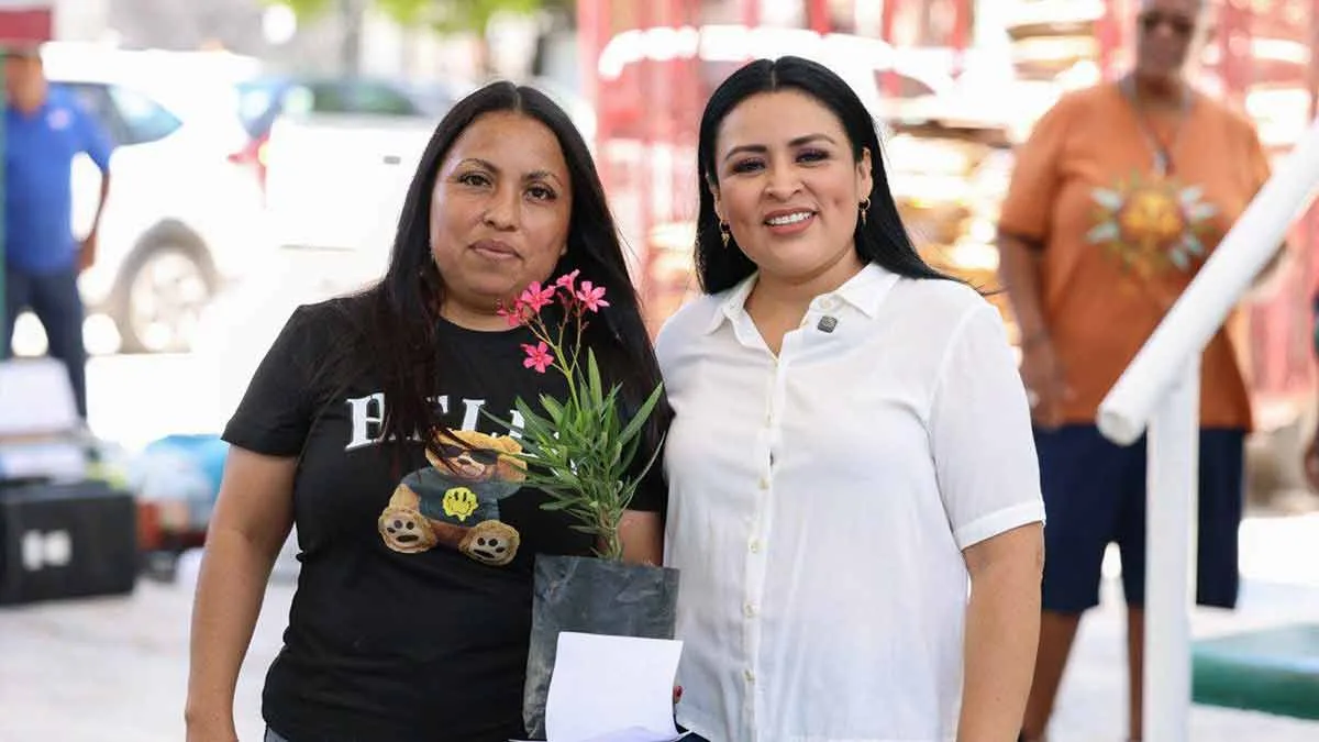 Mayor Blanca Merari Tziu Muñoz inspecting recycled materials at an event in Puerto Morelos