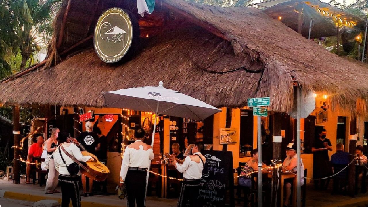 Restaurateurs in Puerto Morelos discussing business