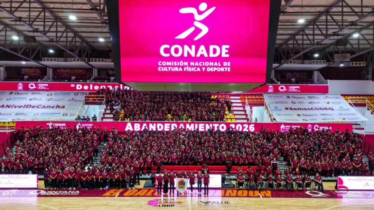 Governor Mara Lezama with athletes at the flag ceremony for Quintana Roo's delegation to the CONADE National Olympics and Paralympics