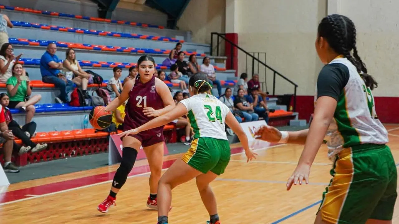 The Quintana Roo delegation poses for a photo ahead of the National Olympics