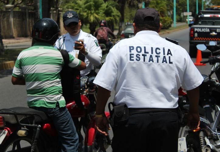 Efraín García Chávez, head of the Quintana Roo State Transit Directorate, speaks to media.
