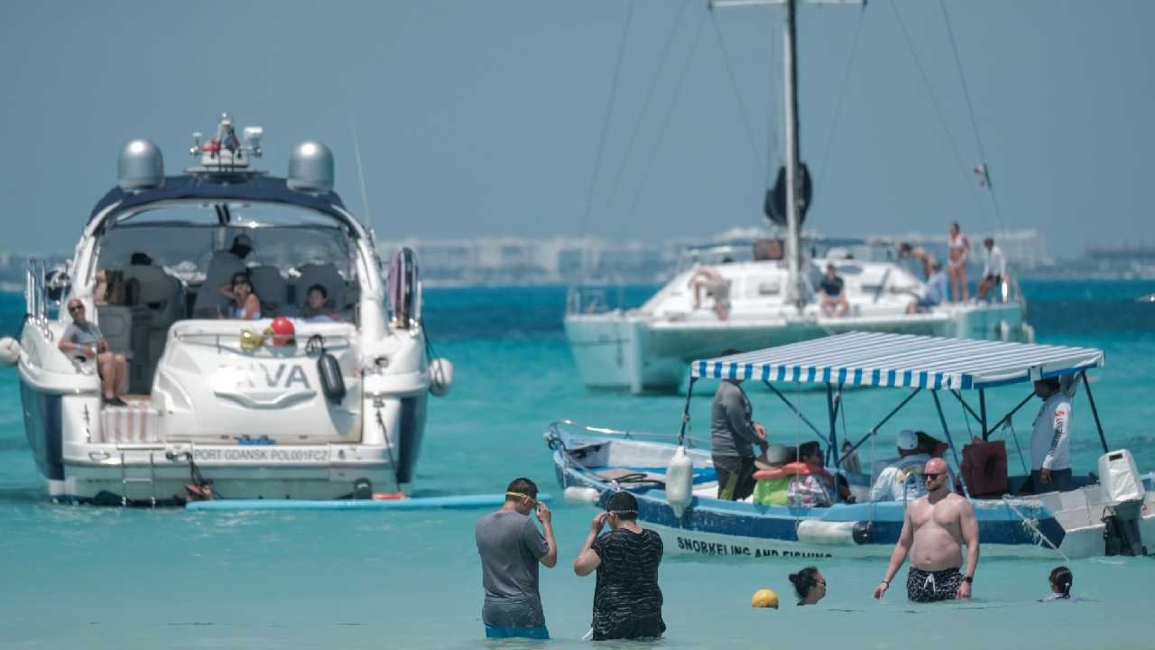 Weather forecast map showing conditions across Quintana Roo