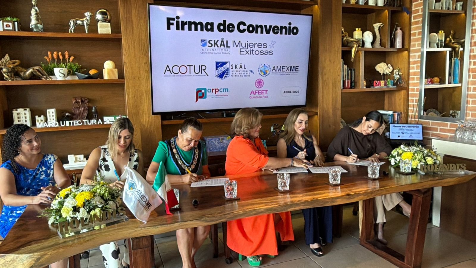 A restaurant in the Riviera Maya with empty tables and few staff members visible