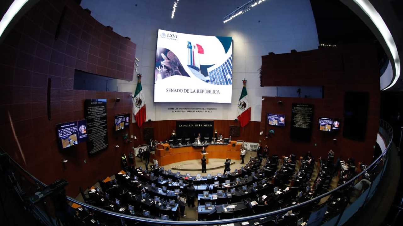 Senator Eugenio Gino Segura speaking at a podium, presenting a legislative initiative against fraudulent tourism websites.