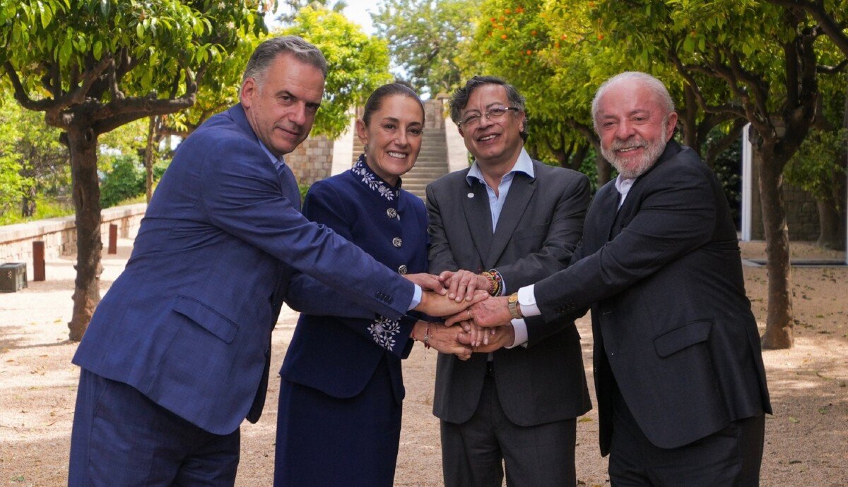 Mexican President Claudia Sheinbaum with other world leaders at the Democracy Defense Summit in Barcelona