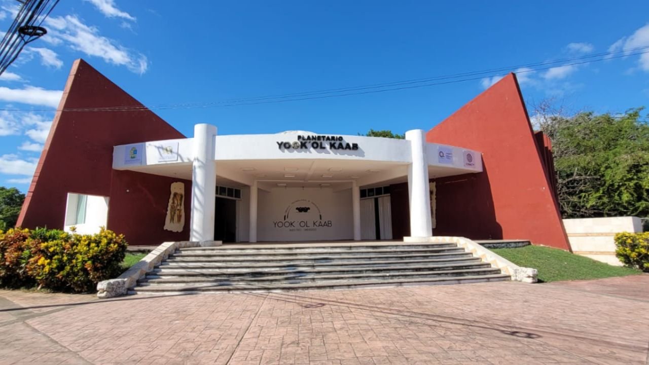 Visitors experiencing The Little Prince immersive exhibition at Yook'ol Kaab' Planetarium in Chetumal
