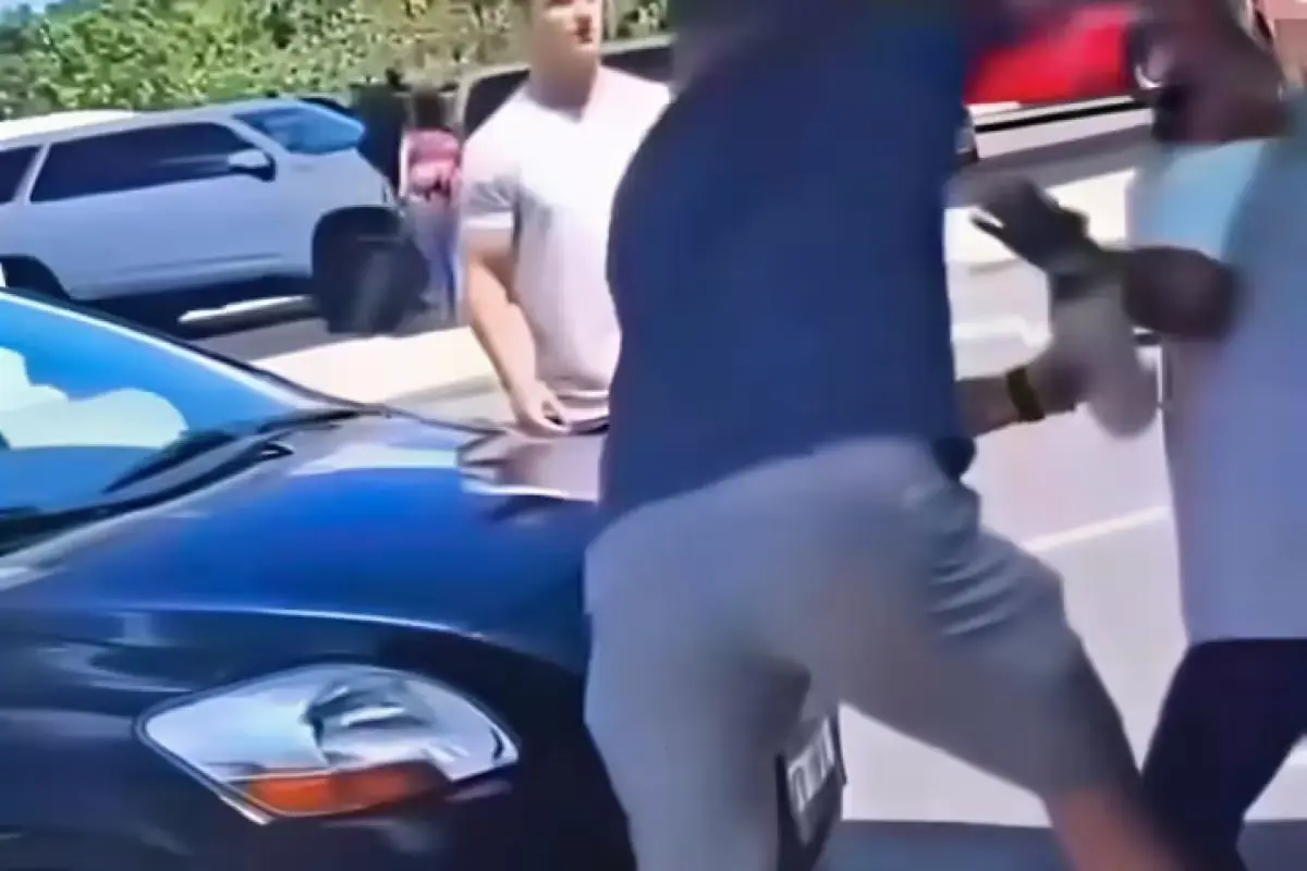 Video screenshot showing a tourist attacking a transportation worker at Cancun International Airport