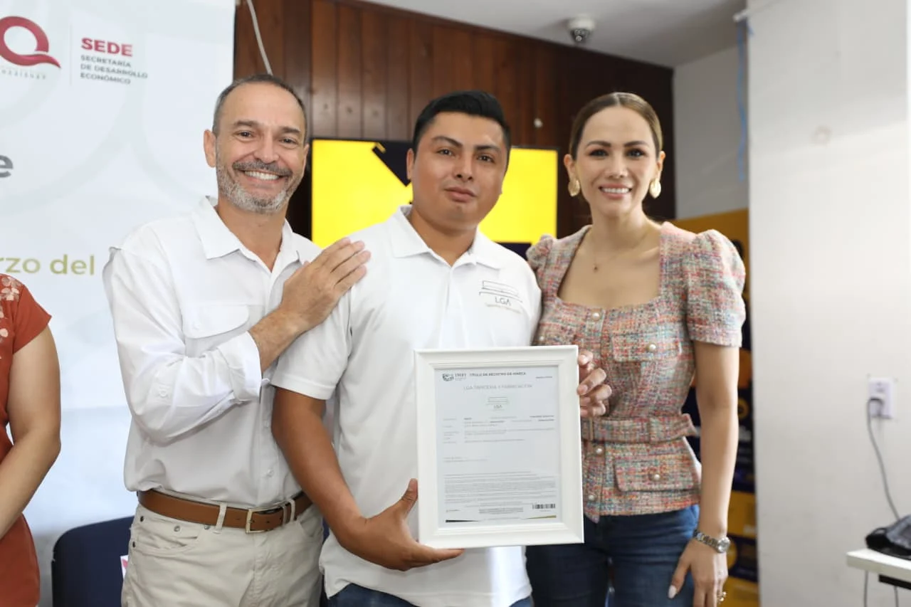Officials and recipients at a trademark certificate delivery event in Quintana Roo