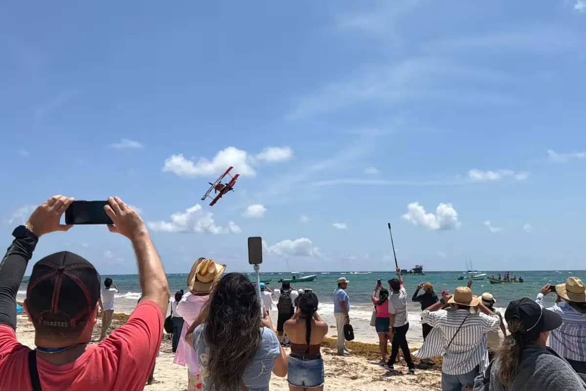 Aerial display at Tulum Air Show 2026 with military aircraft performing maneuvers
