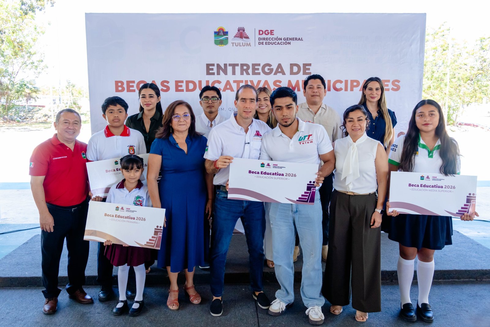 Tulum Mayor Diego Castanon Trejo presents scholarships to students at an award ceremony.
