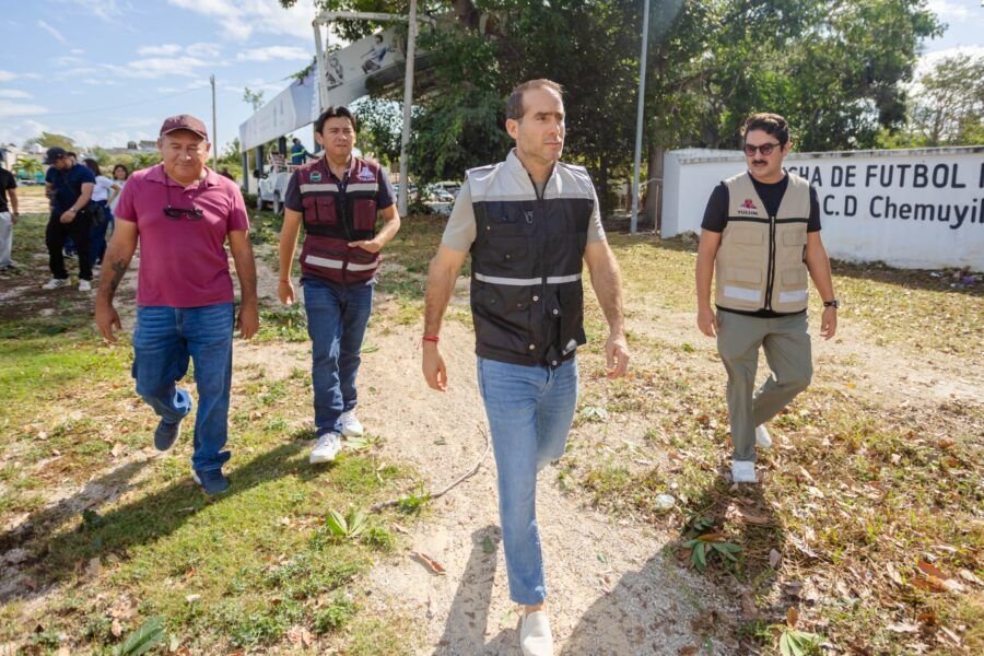 Tulum Mayor Diego Castañón Trejo overseeing cleanup work in Chemuyil, Quintana Roo