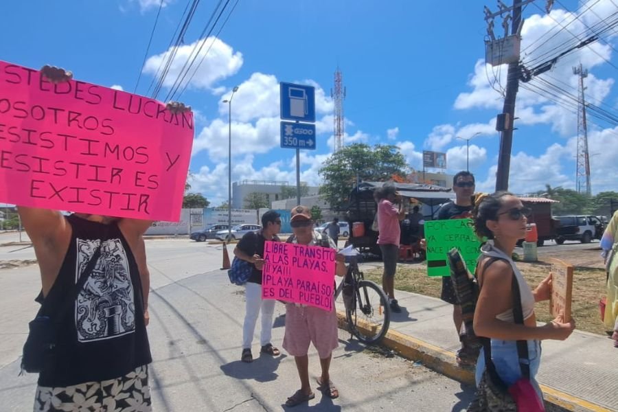 People gathering at a roundabout in Tulum for a protest over beach access and Jaguar Park operations