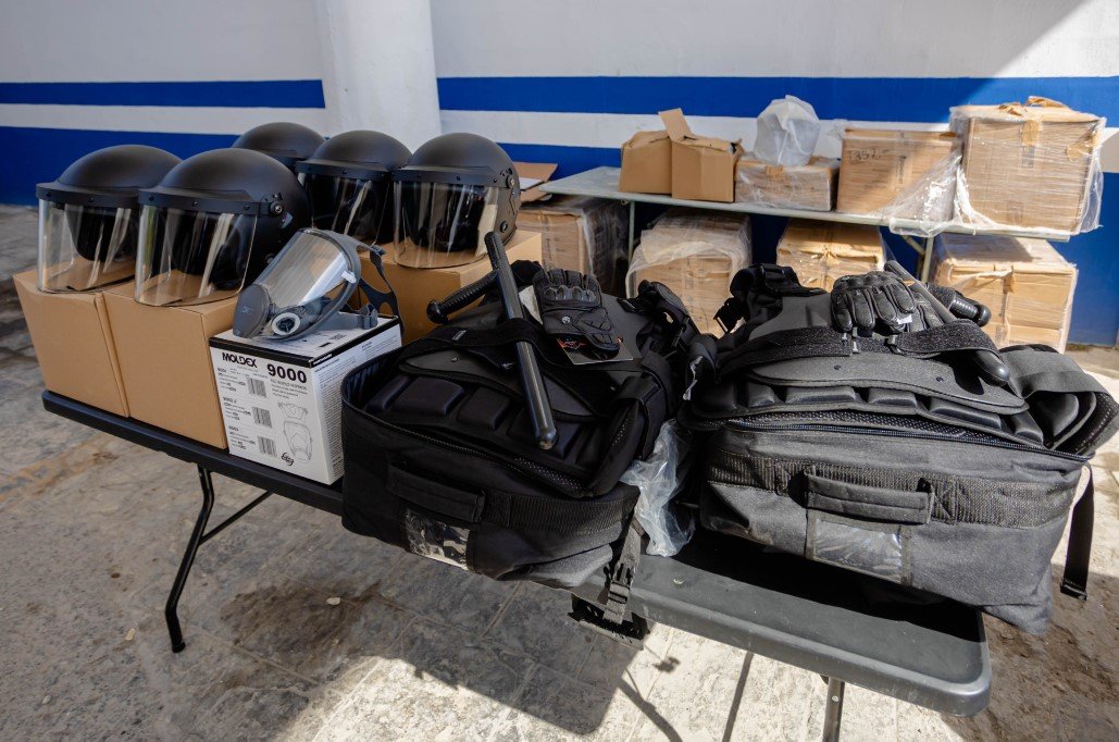 Tulum mayor Diego Castañón Trejo and officials handing out tactical gear to police officers