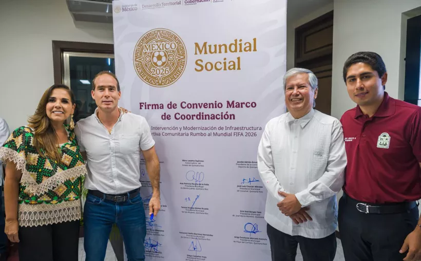 Officials signing agreement for new sports courts in Tulum, Quintana Roo