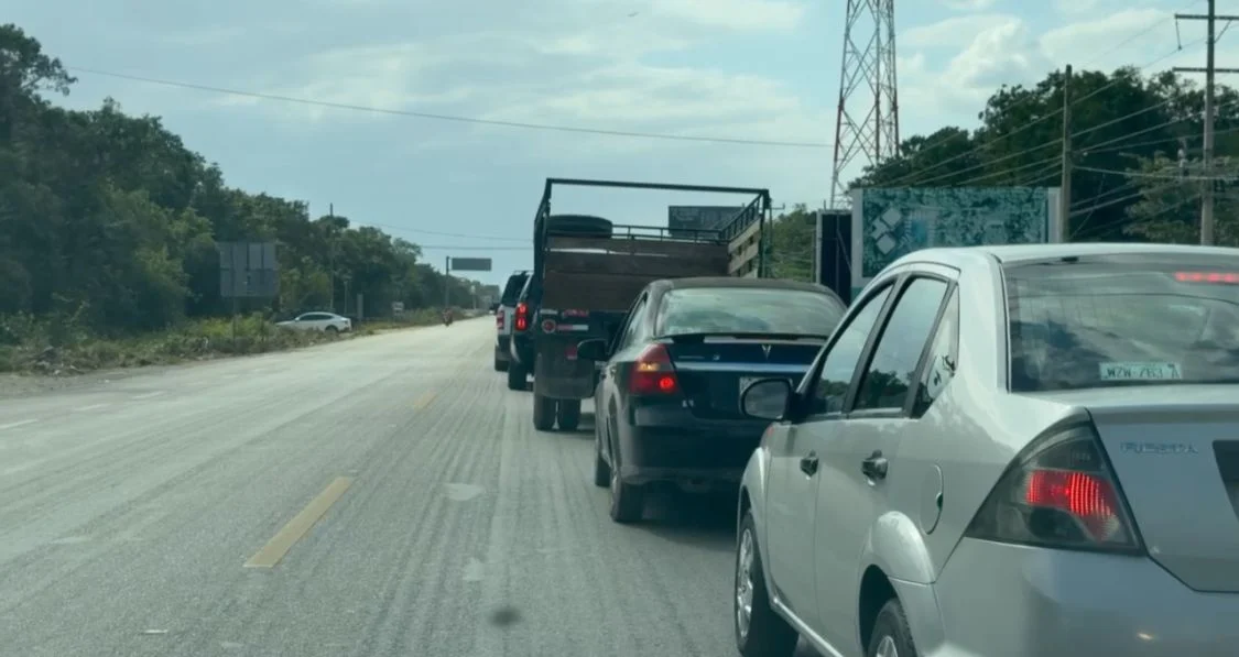 Traffic authorities in Tulum inspecting a vehicle during a tinted windows enforcement operation