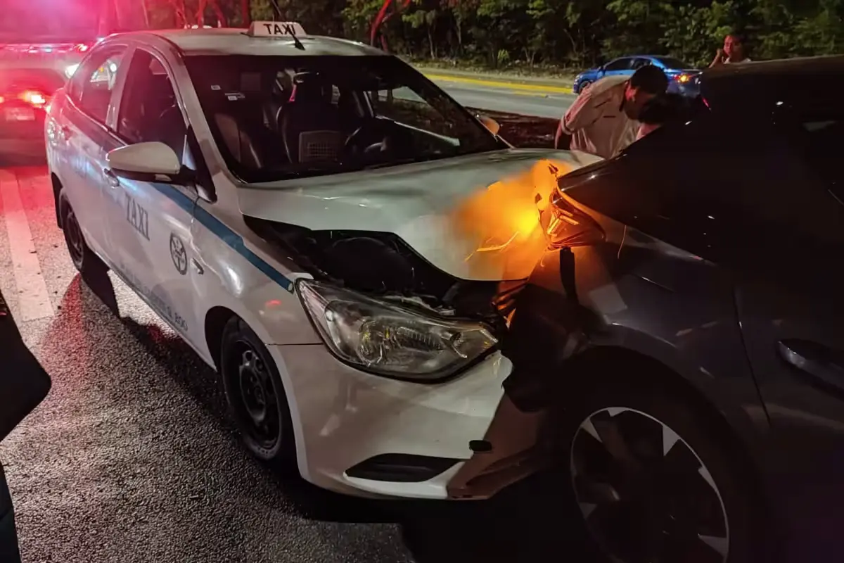 Scene of a rear-end collision on CTM Avenue in Playa del Carmen showing damaged vehicles
