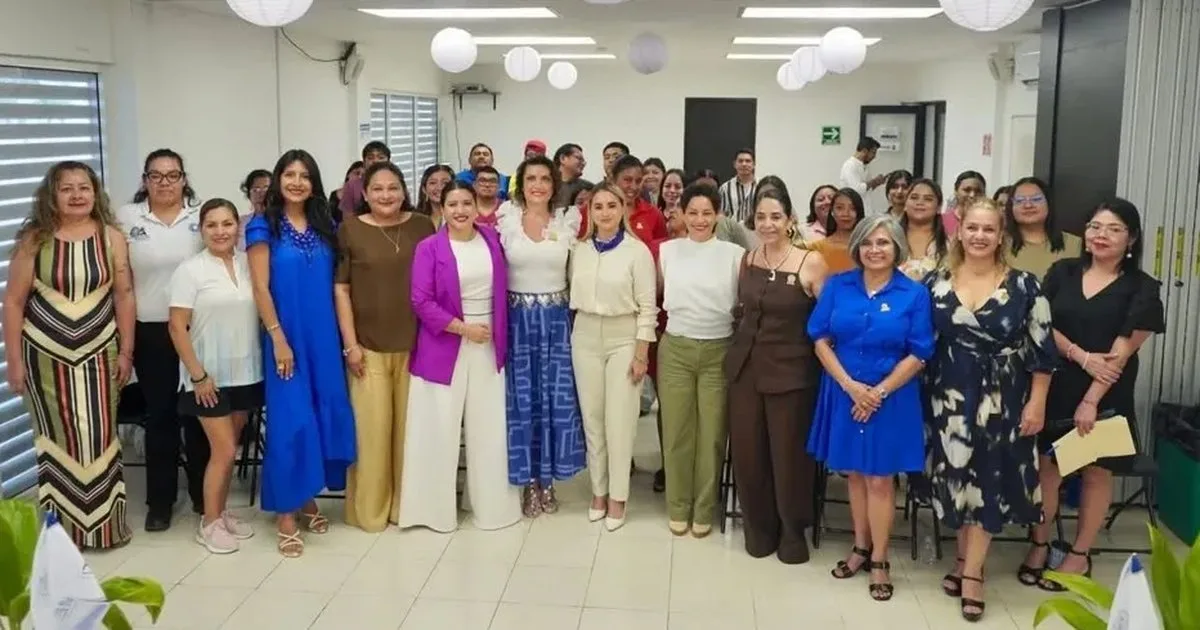 Officials signing the Violeta Agreement between AMEXME Riviera Maya and the Women's Institute of Playa del Carmen