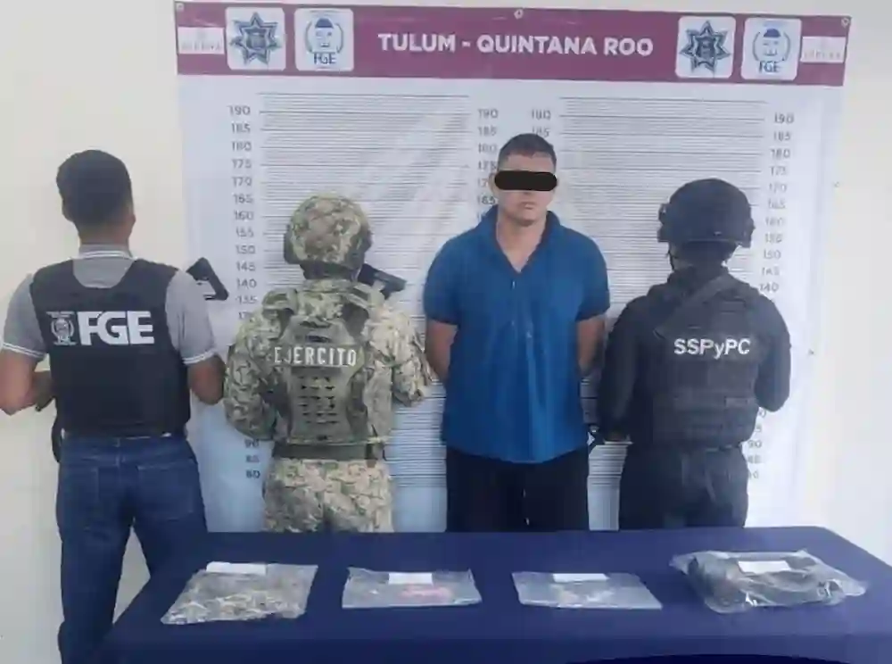 Police officers detain a suspect during a drug operation in Tulum, Quintana Roo.