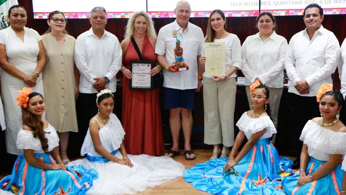 Mayor Atenea Gomez Ricalde presents certificates to regatta participants during a city council session in Isla Mujeres.