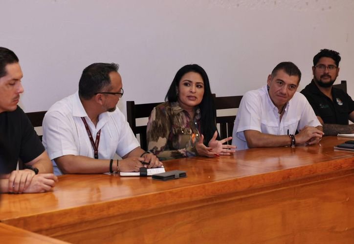 Blanca Merari, mayor of Puerto Morelos, leading a meeting about the regularization of the Cenote Route