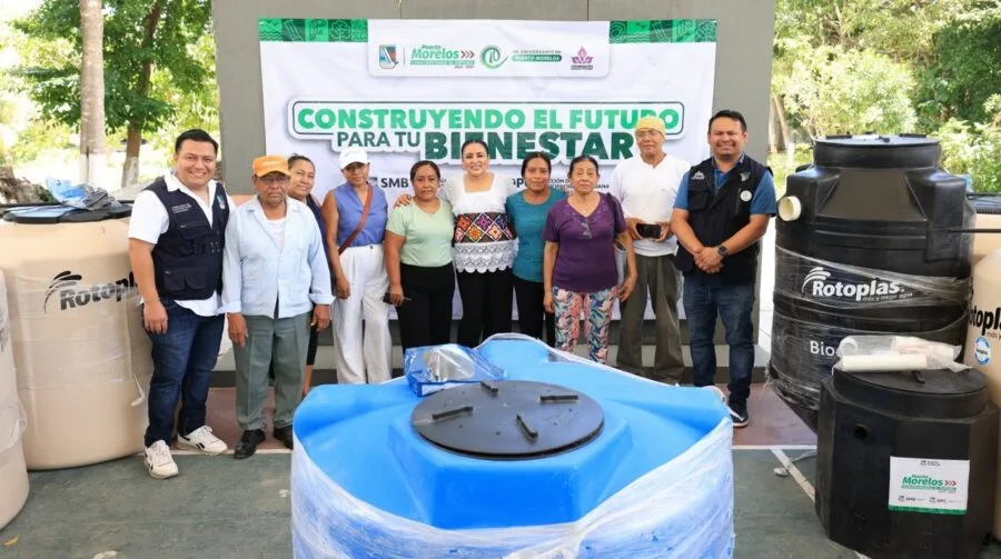 Mayor Blanca Merari handing over a water tank to a family in Puerto Morelos