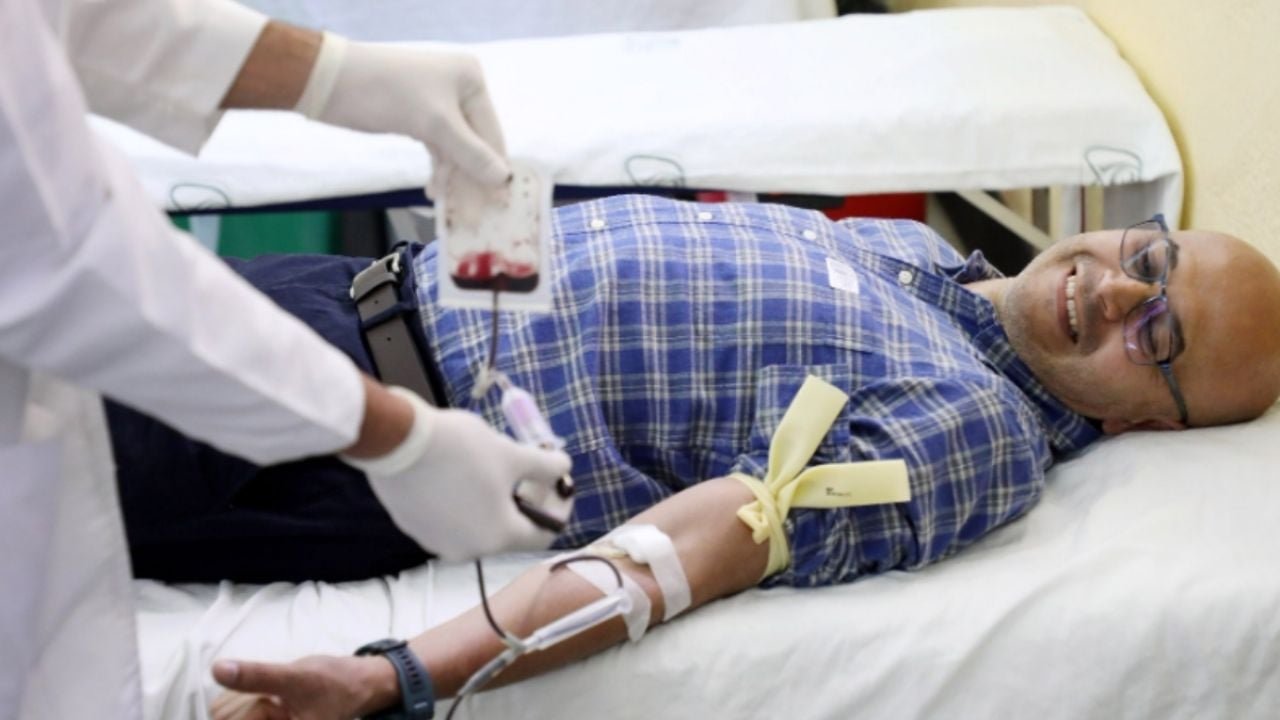People donating blood at a hospital in Cancun