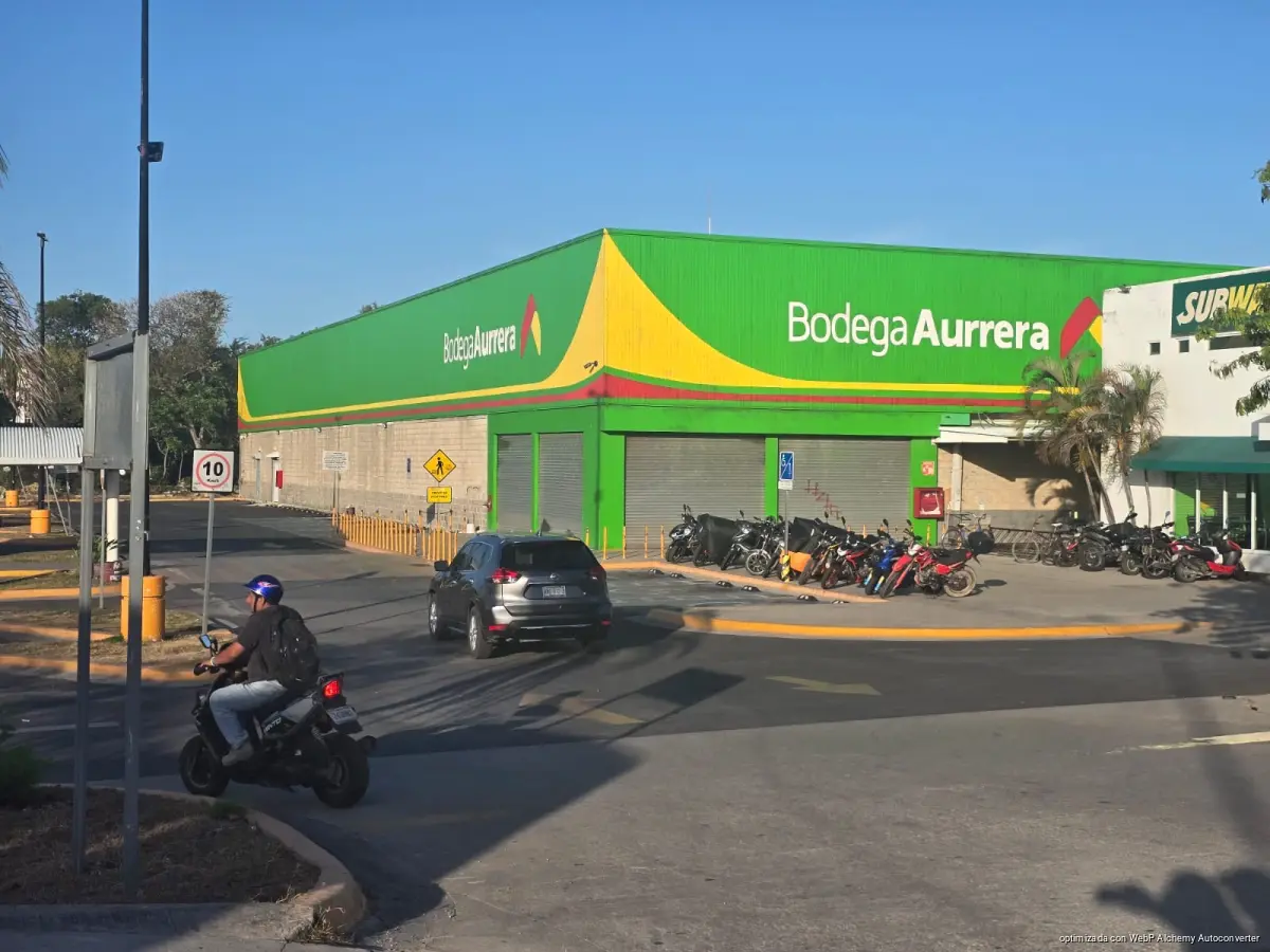 Police tape cordoning off a Bodega Aurrerá store in Playa del Carmen after an armed robbery