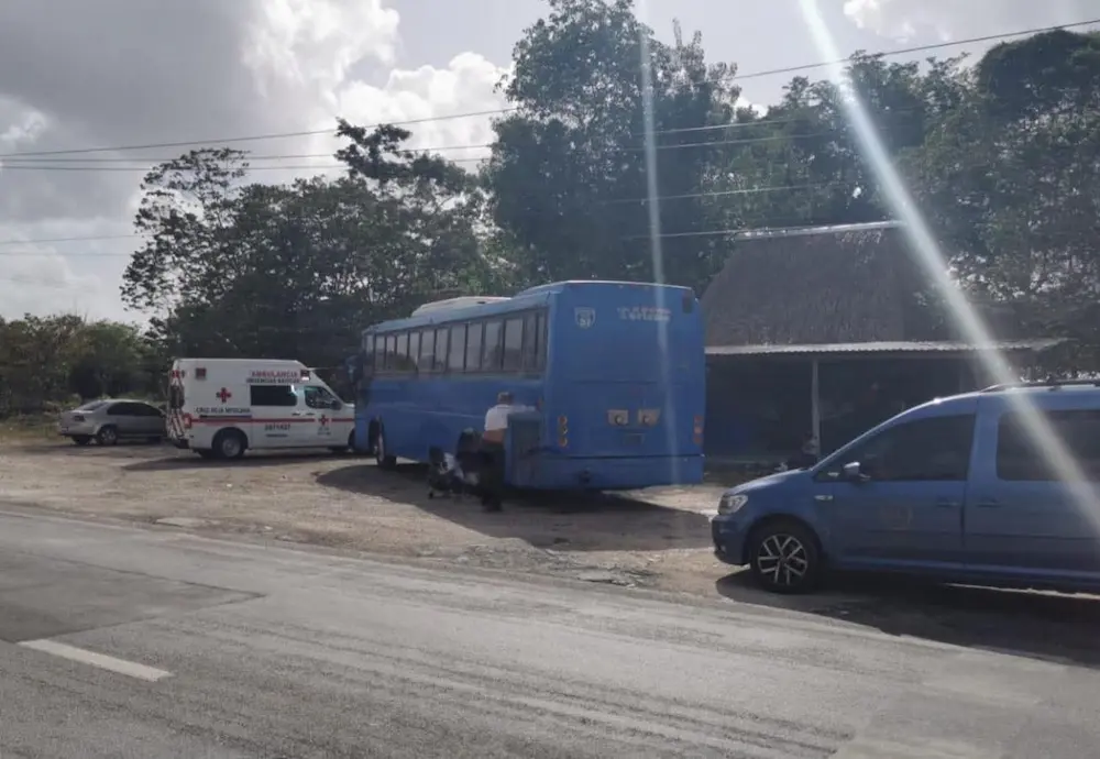A passenger bus stopped on a highway in Felipe Carrillo Puerto, Quintana Roo, where an elderly man died.