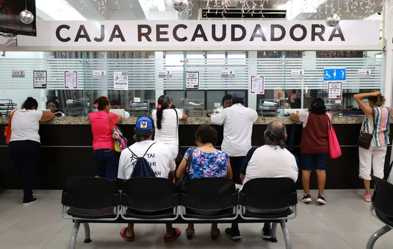 Residents line up at Cancun municipal building to pay property tax arrears under amnesty program