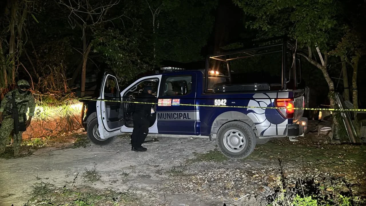 Police officers and forensic personnel at the scene of a taxi driver shooting in Cancun