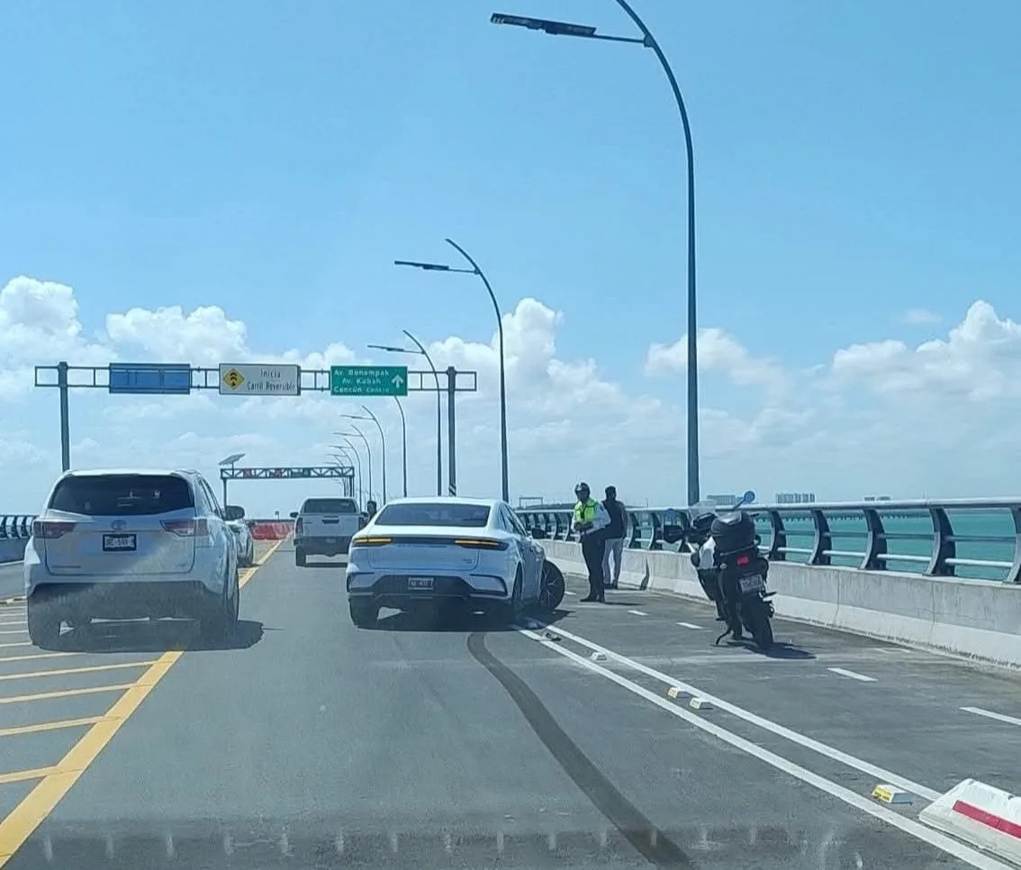 A car crashed into bollards protecting the bike lane on the Nichupté Bridge in Cancún, Quintana Roo.