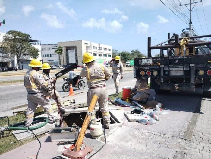 CFE workers repairing electrical infrastructure in Playa del Carmen