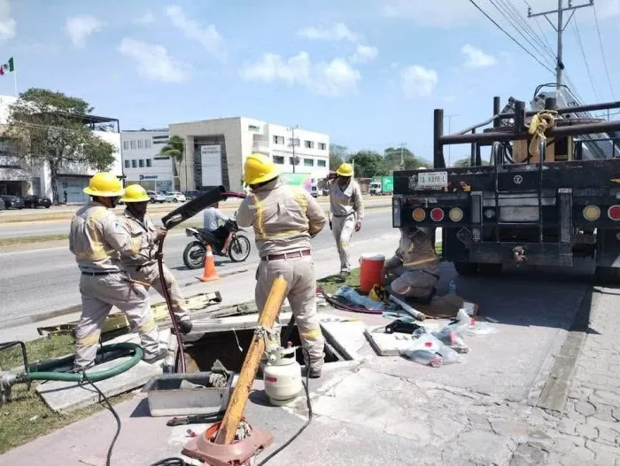 CFE workers repairing electrical infrastructure in Playa del Carmen
