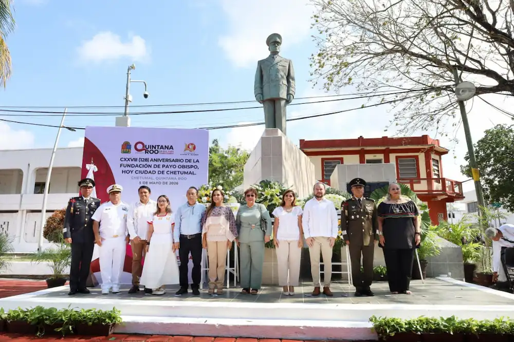 State and municipal officials gather at the mausoleum of Admiral Othon Pompeyo Blanco during Chetumal's 128th anniversary ceremony.