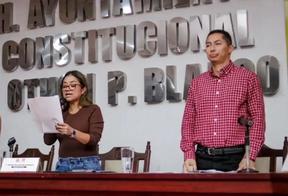 Municipal inspectors in Chetumal checking business permits