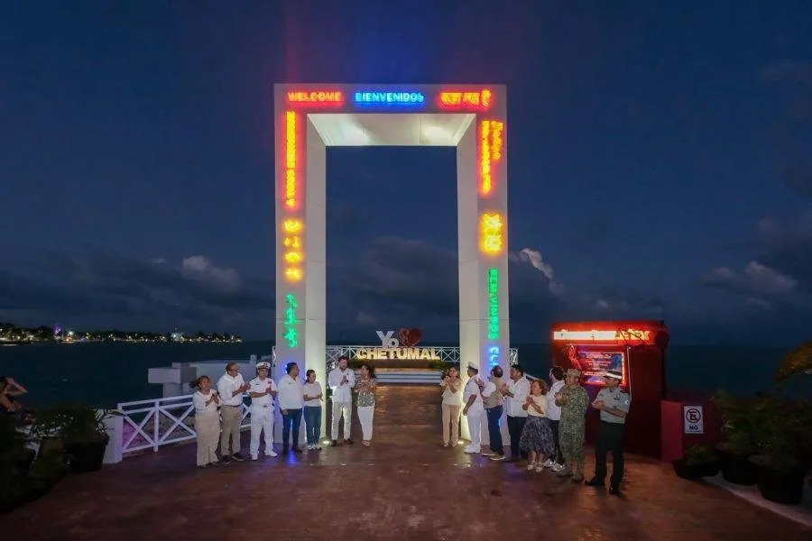 Governor Mara Lezama at the inauguration of the Portal Marítimo de Chetumal, a renovated pier with a monumental arch and LED lighting.