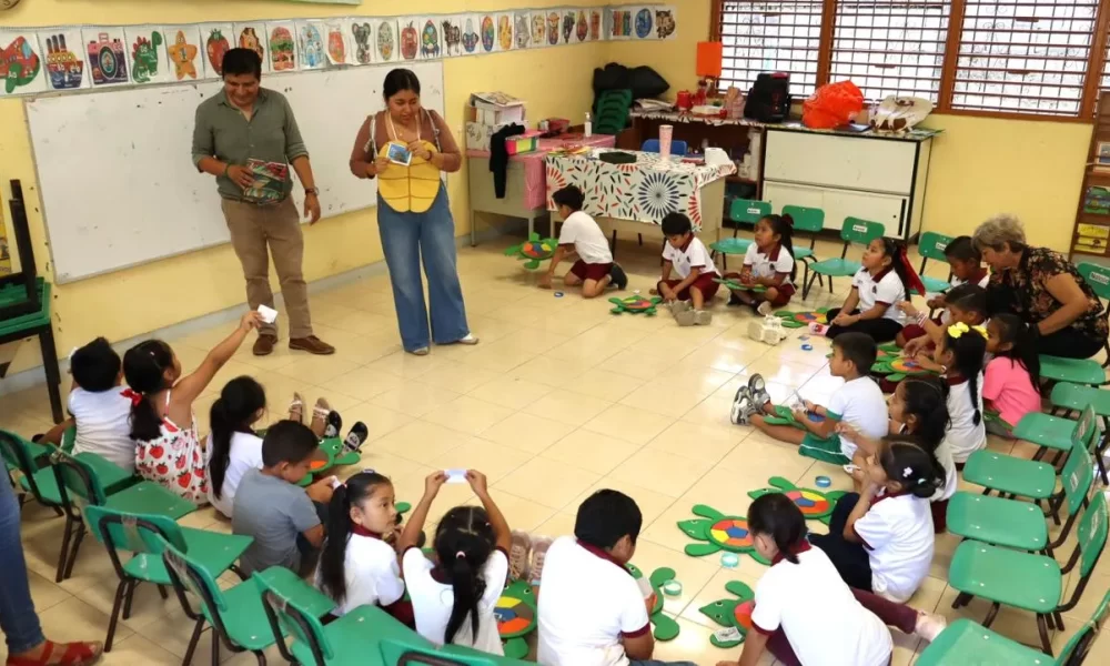 Preschool students in Felipe Carrillo Puerto participate in a sea turtle conservation talk using cardboard educational materials.