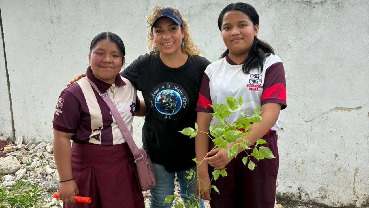 Children planting fruit trees in a Cancun school as part of the Reforestar para Vivir program