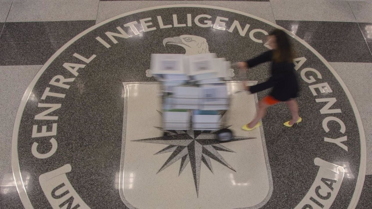 Illustration of CIA operations in Mexico with a map and shadowy figures