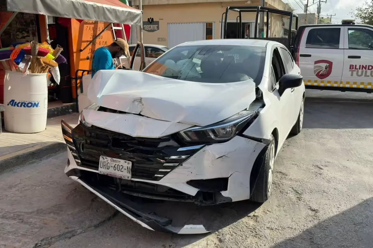 Two damaged vehicles at the intersection of Kukulkan Avenue and Mercurio Poniente in Tulum after a collision