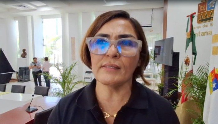 Cristina Alcérreca, head of the Internal Control Office of Playa del Carmen, speaking at a press conference.